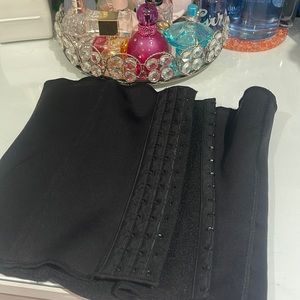 SKIMS WAIST TRAINER (large)